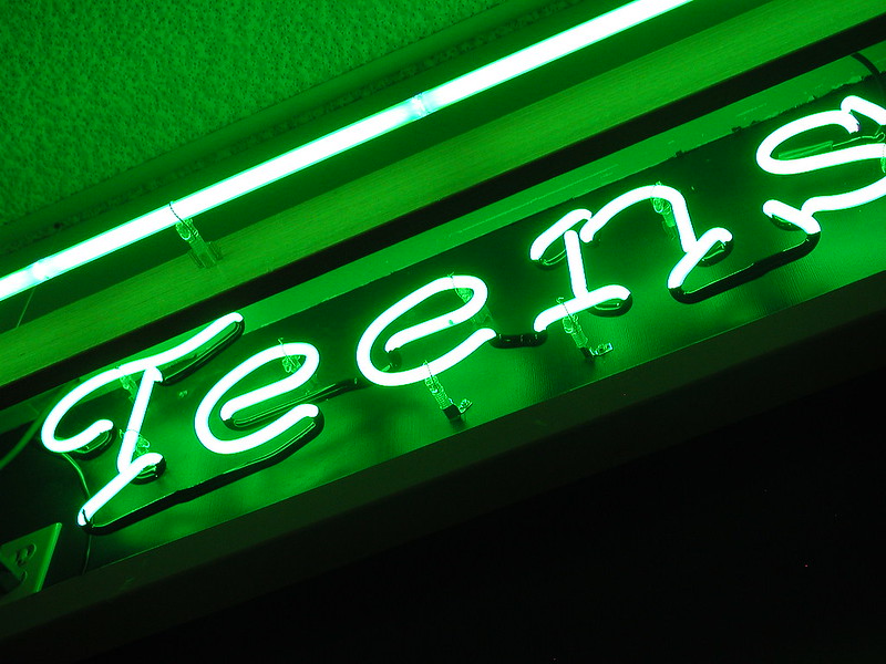 Neon sign "Teens".
