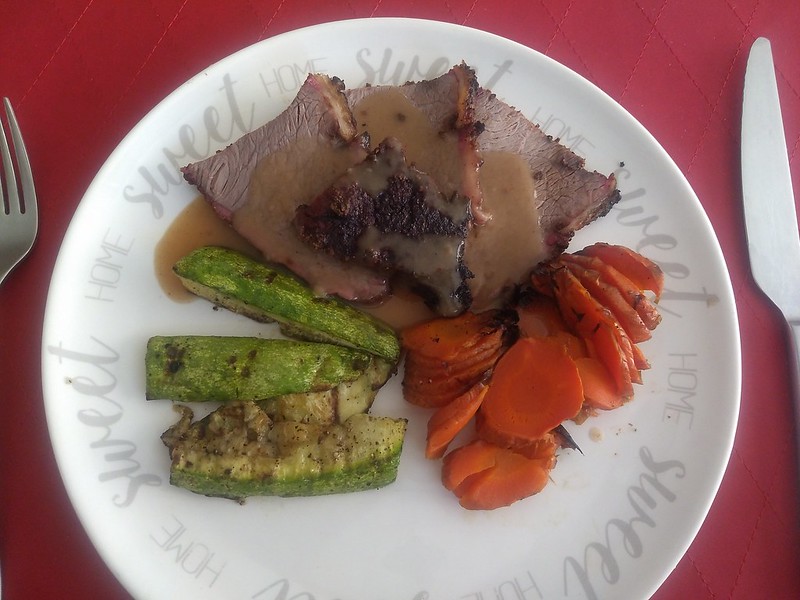 Picaña with gravy, grilled zucchini and carrots.